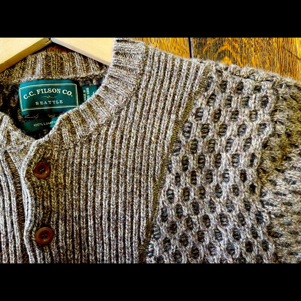 FILSON men’s 100% wool sweater.